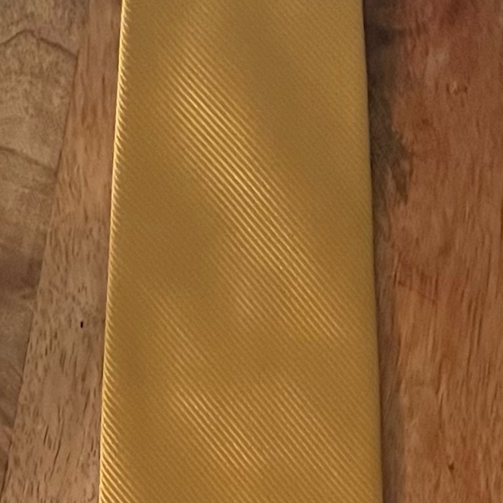 JOSEPH A. BANK MEN’S CLASSIC SOLID GOLD 100% SILK NECKTIE/PRE-OWNED/PRISTINE!!
